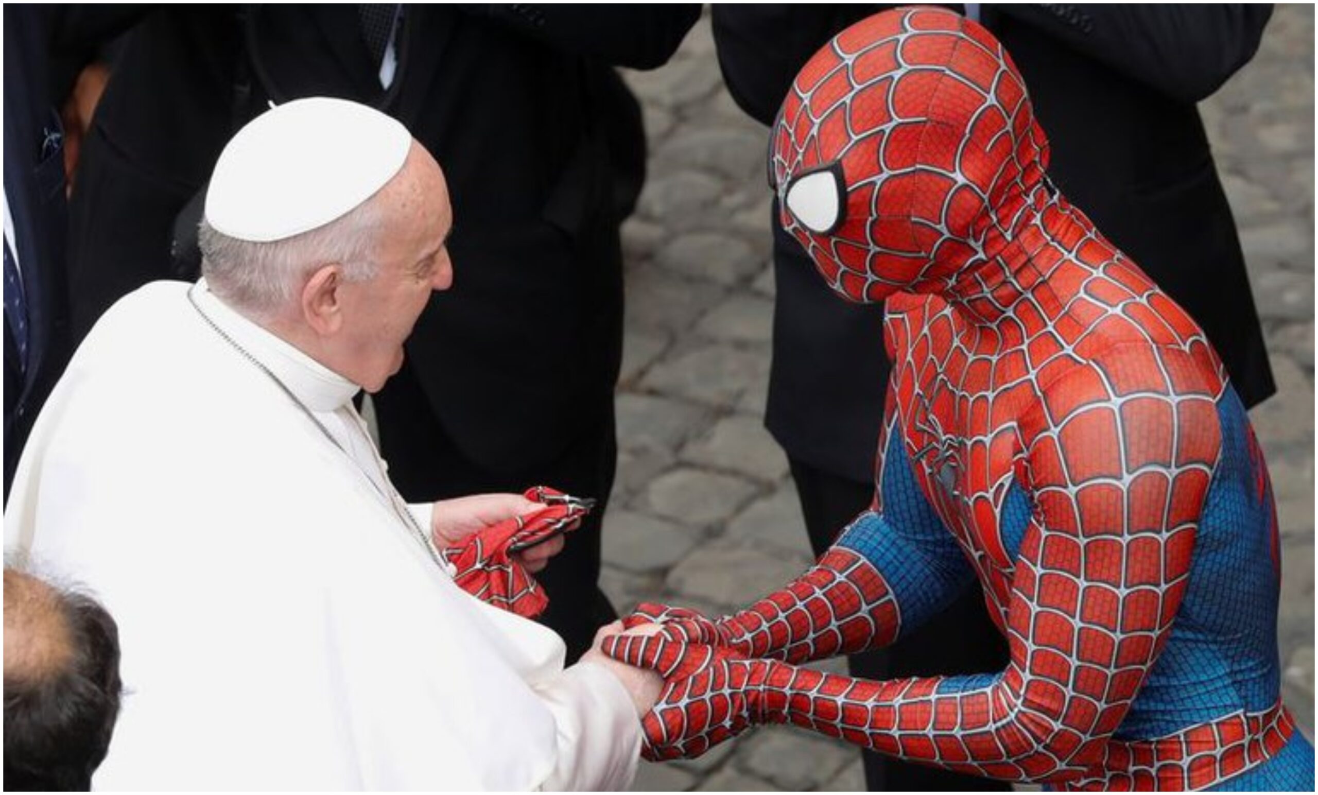 Visita Spiderman al papa Francisco; intercambian máscara y rosario