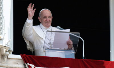 Reaparece Papa tras operación y pide acceso gratuito universal a la salud