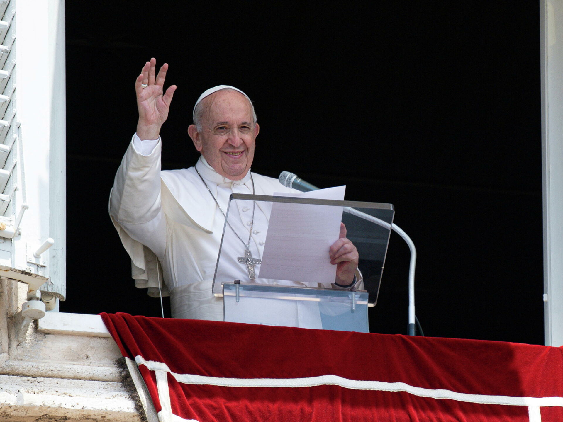 Reaparece Papa tras operación y pide acceso gratuito universal a la salud