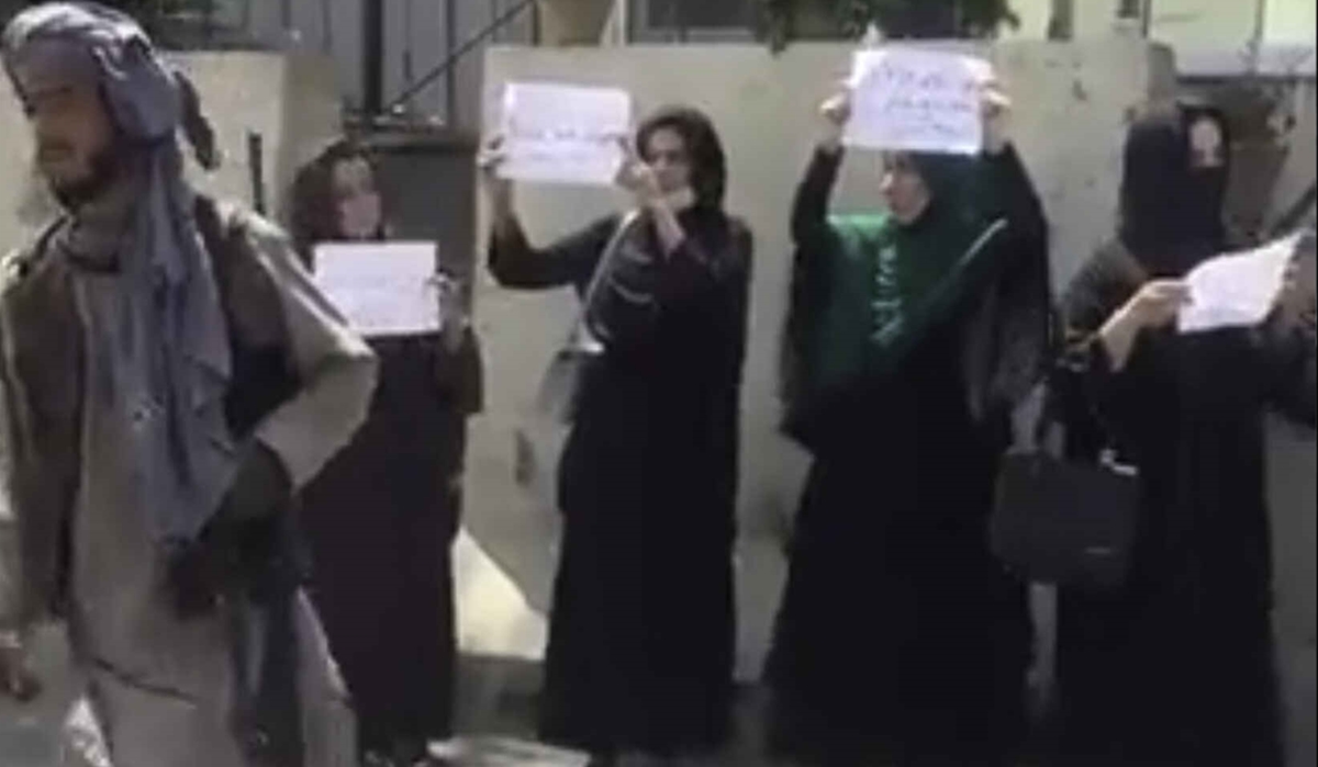 Mujeres afganas protestan contra restricciones del Talibán