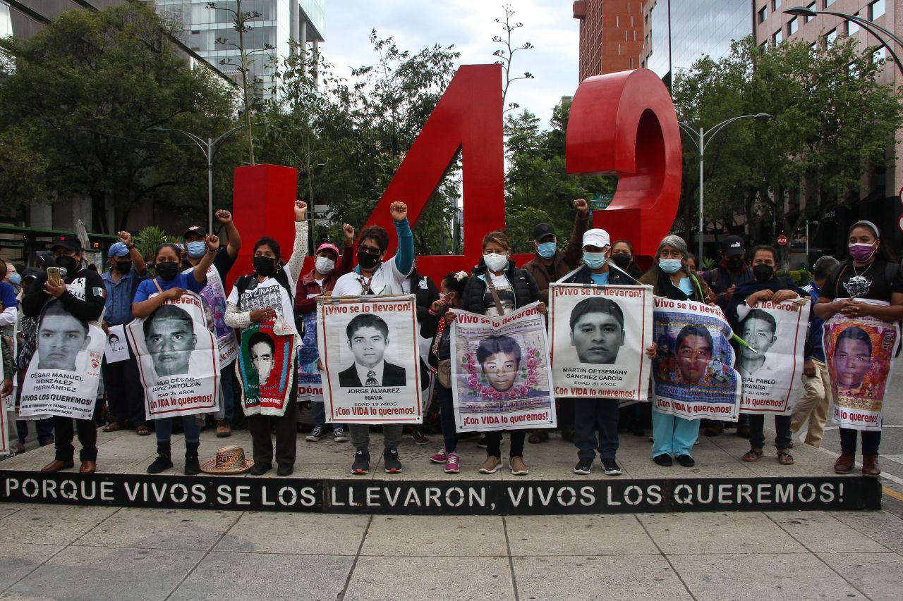 Hallar a normalistas de Ayotzinapa, uno de dos compromisos por cumplir: AMLO