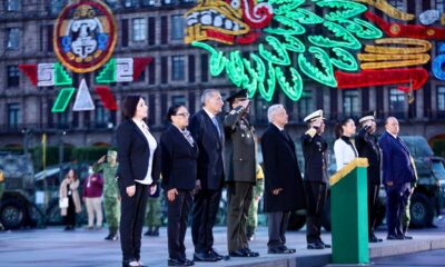 AMLO iza bandera en memoria de víctimas por sismos de 1985 y 2017