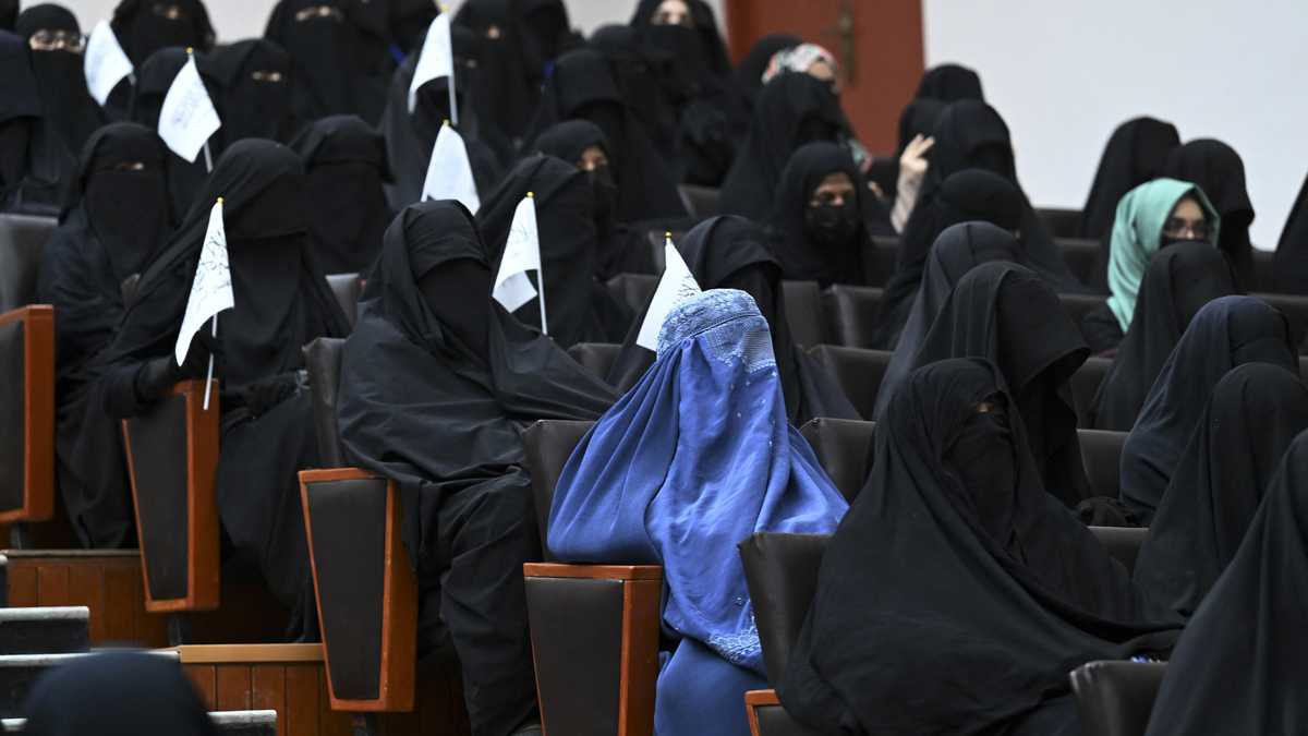 Gobierno talibán anuncia medidas contra mujeres en las aulas