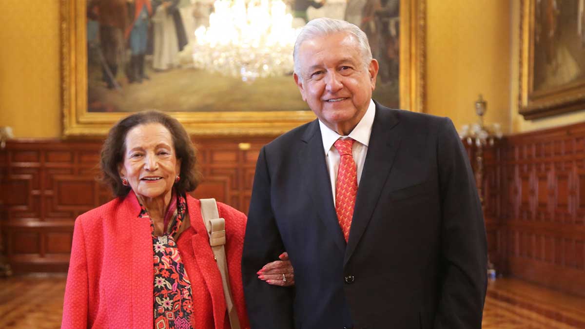 El presidente de la República recibió a la senadora Ifigenia Martínez tras recibir la presea Belisario Domínguez