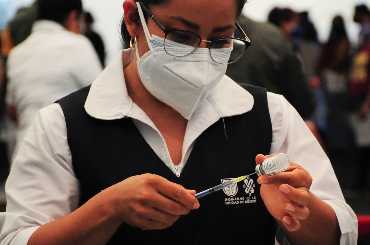 Más de 74 por ciento de la población mayor de edad en México ya ha recibido al menos una dosis de la vacuna anti-Covid