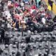 Migrantes se enfrentan con la policía de la Ciudad de México