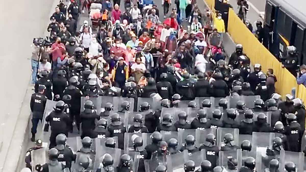 Migrantes se enfrentan con la policía de la Ciudad de México