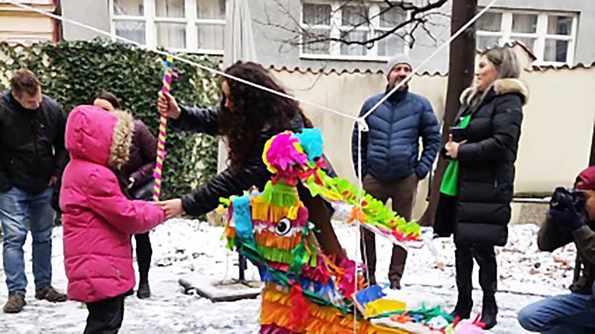 Mexicanos hacen posada navideña en República Checa