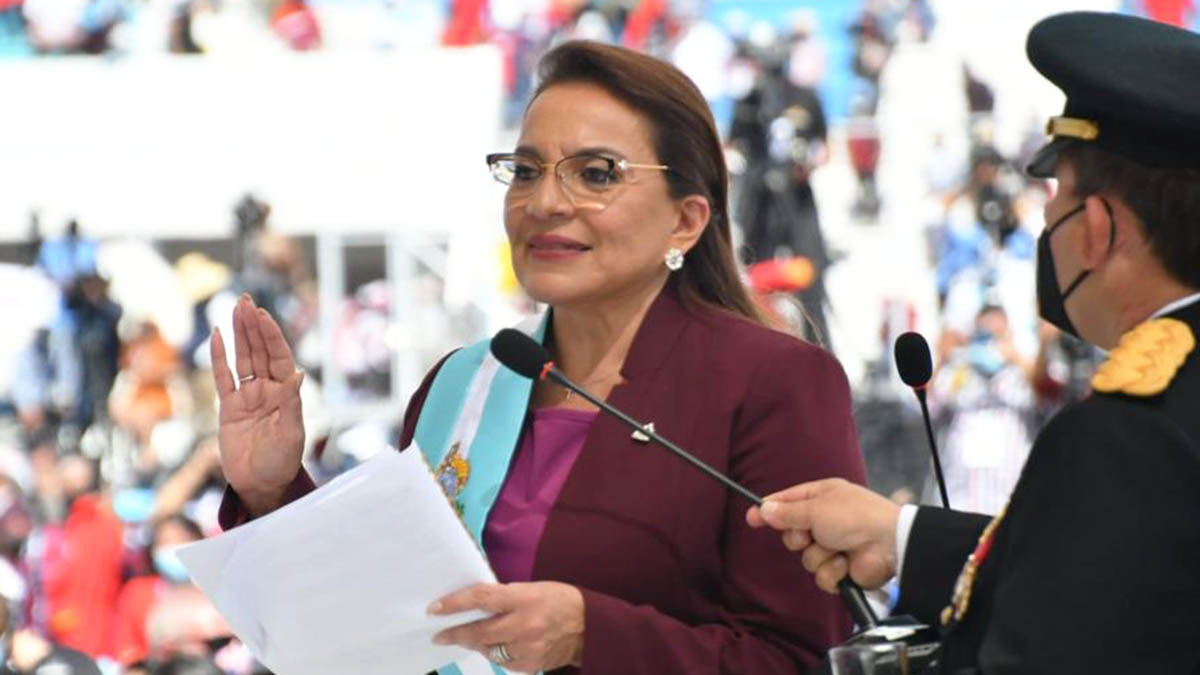 Xiomara Castro toma protesta como presidenta de Honduras