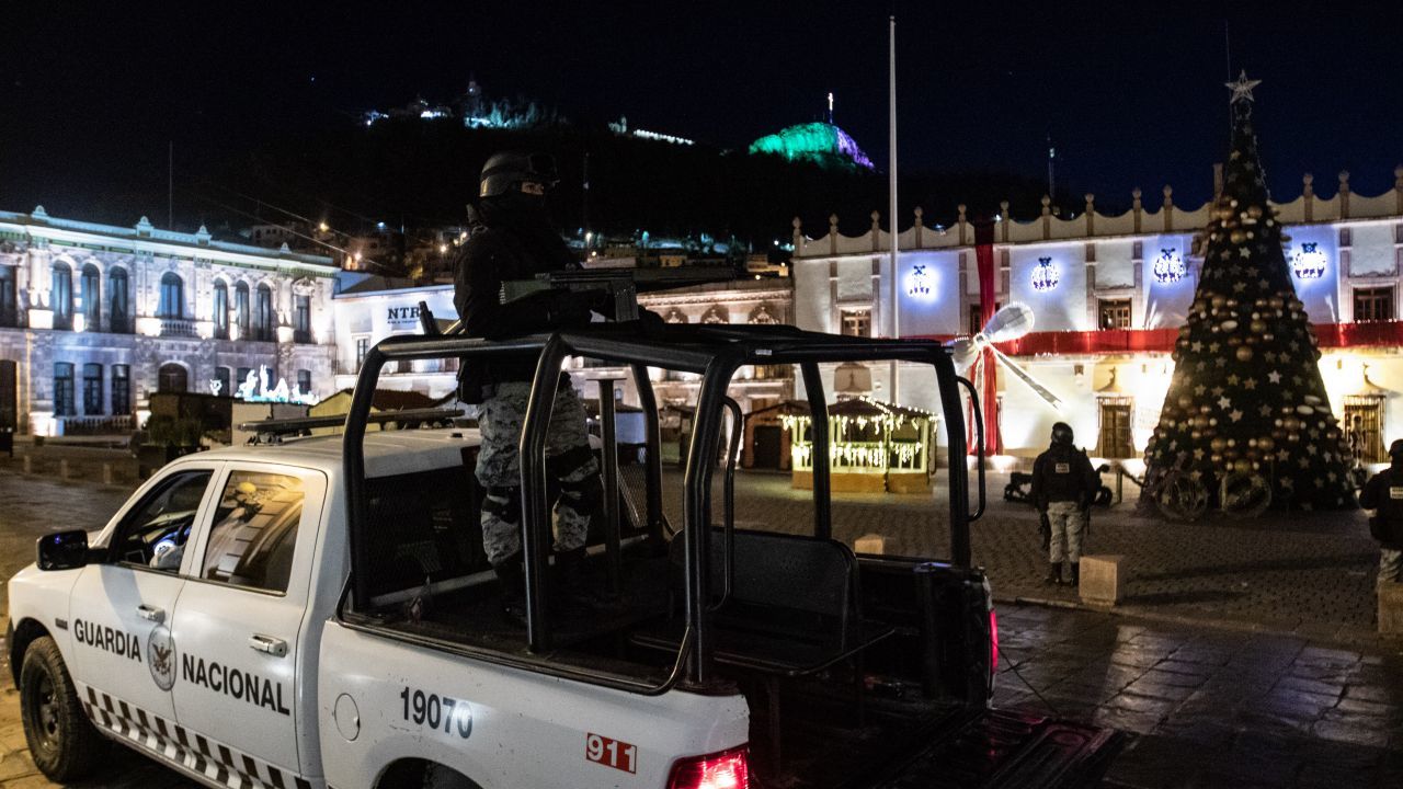 Dejan camioneta con cadáveres enfrente de Palacio de Gobierno de Zacatecas