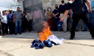 Renuncian alcaldes de Tamaulipas al PAN, queman camisetas y se suman a Morena