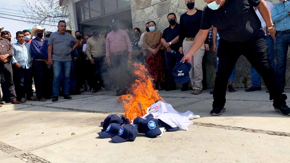 Renuncian alcaldes de Tamaulipas al PAN, queman camisetas y se suman a Morena