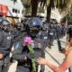 flores mujeres policías