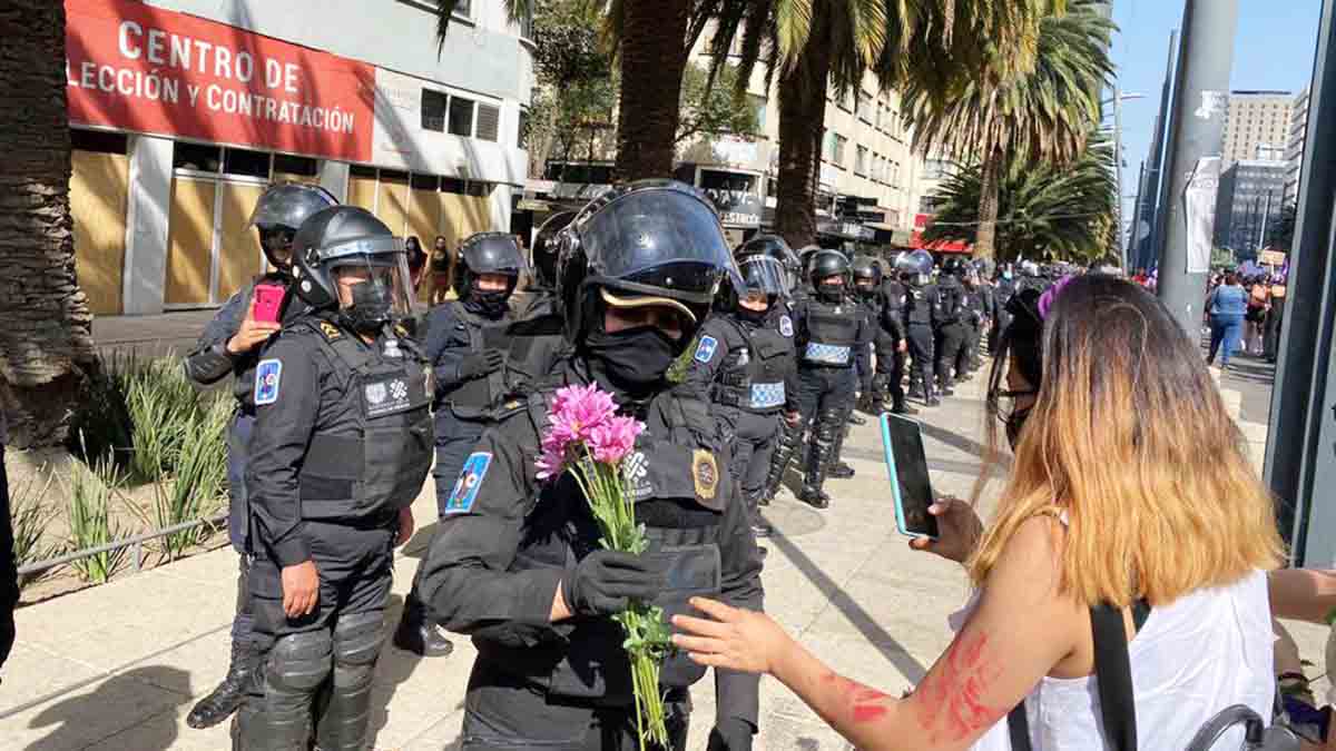 flores mujeres policías
