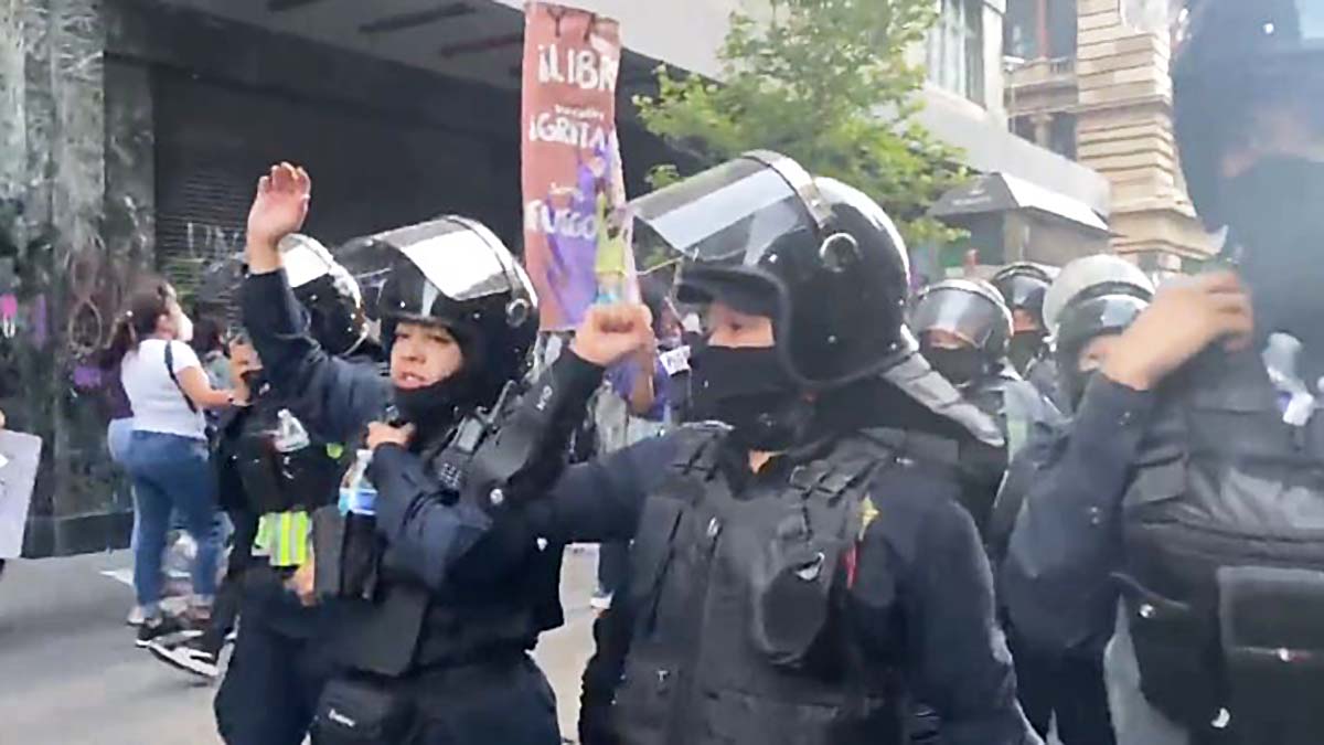 Al grito de "¡policía presente!", mujeres elementos se une al contingente de 8M