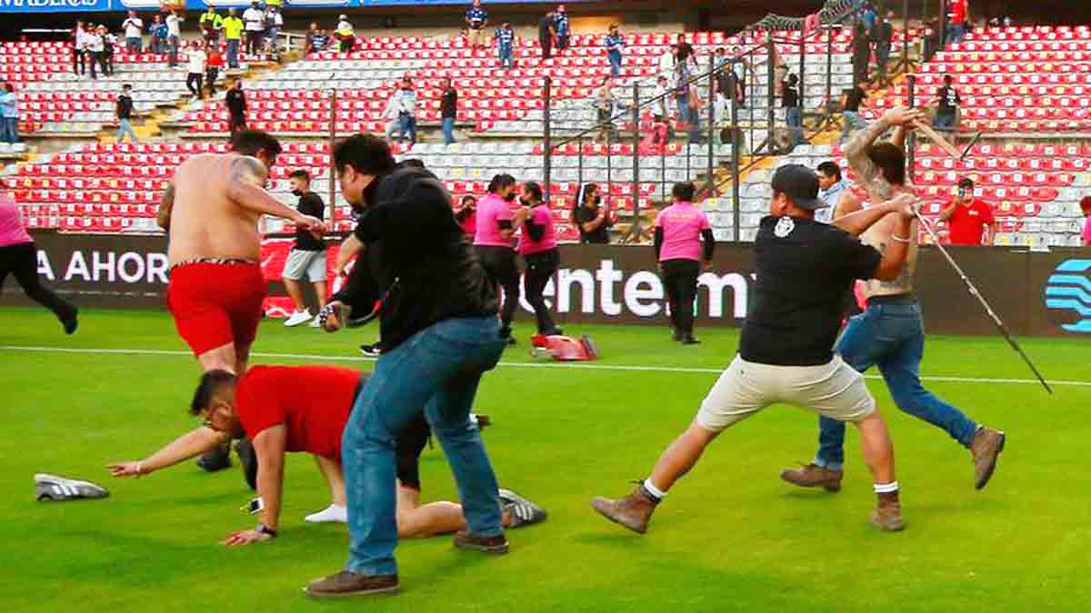 Suspenden a 5 servidores públicos por violencia en estadio Querétaro