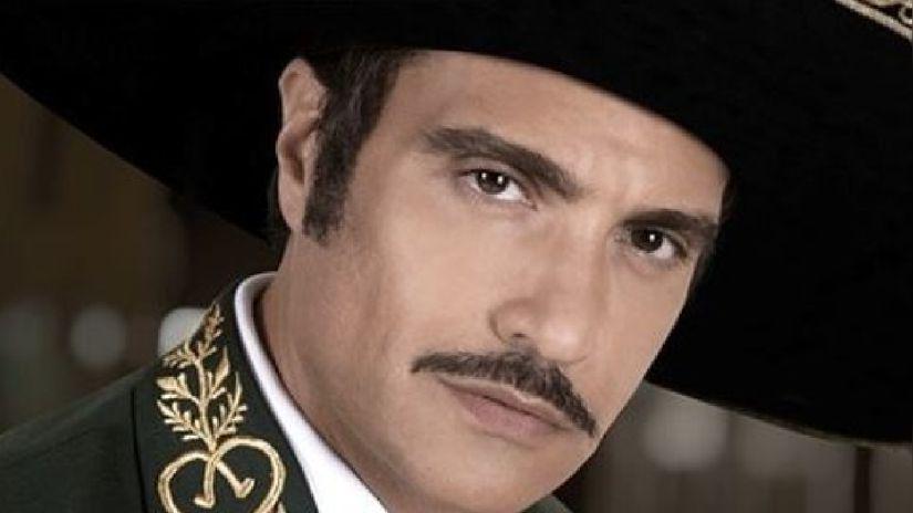 Jaime Camil como Vicente Fernández en la bioserie producida por Netflix