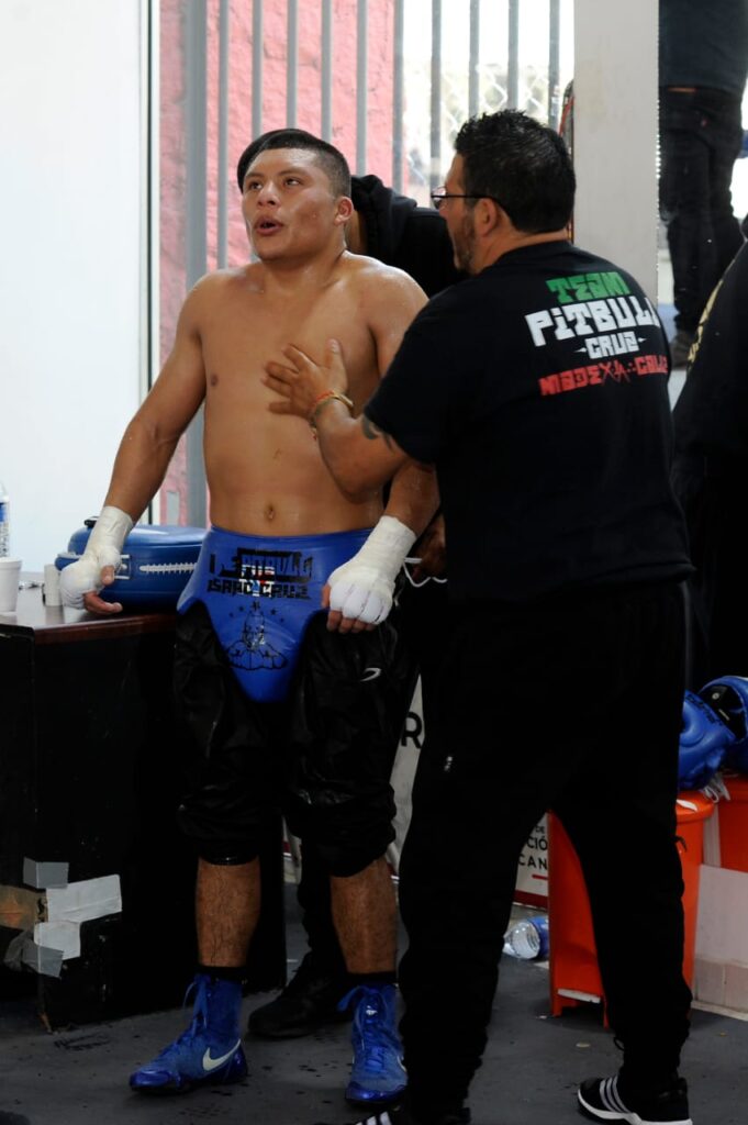 'El Pitbull' se prepara para subir al ring e iniciar su entrenamiento. Foto: Pedro González Castillo