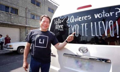 Captan a Mario Delgado trasladando gente a votar en una camioneta