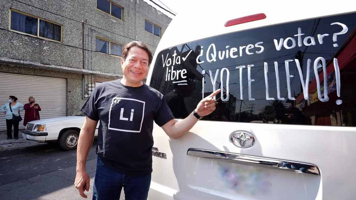 Captan a Mario Delgado trasladando gente a votar en una camioneta