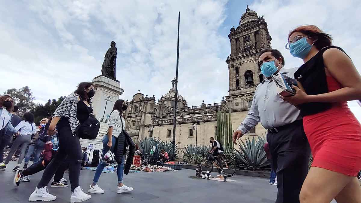 Prohíben fumar en 11 espacios de Centro Histórico de CDMX