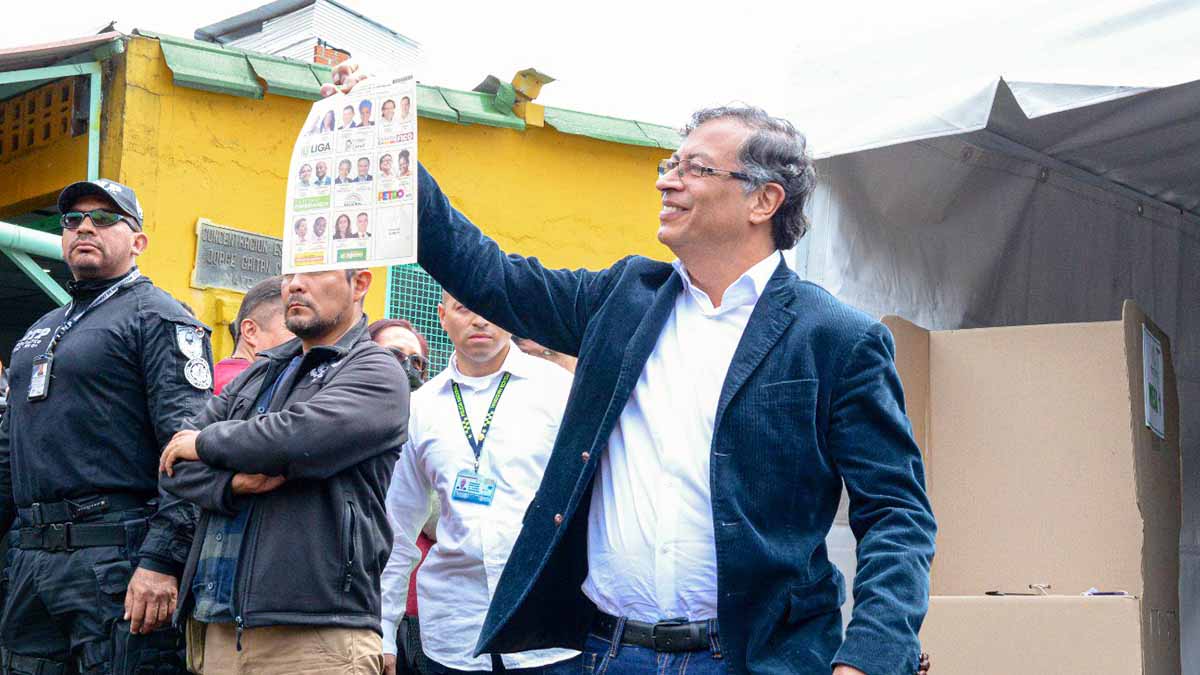 Izquierdista Gustavo Petro gana elecciones en Colombia, pero va a segunda vuelta con Hernández