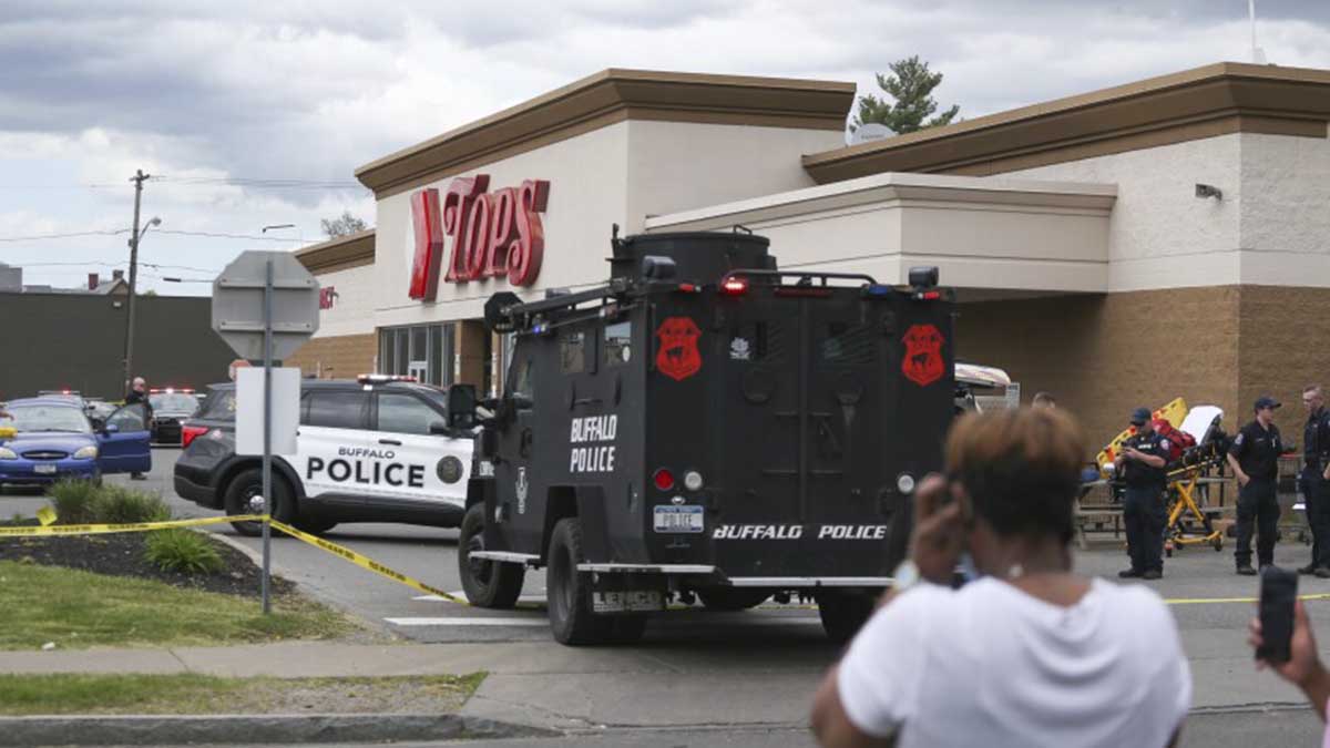 Tiroteo en supermercado de Buffalo deja al menos 10 muertos