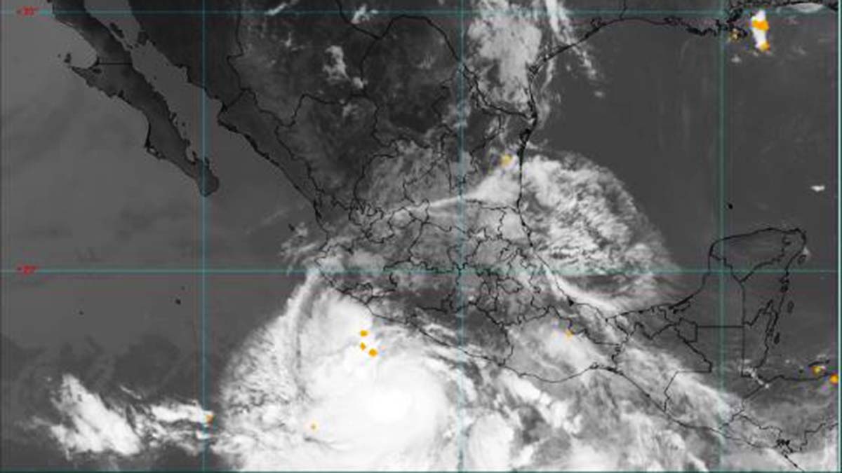 ‘Blas’ se intensifica a huracán categoría 1 frente a costas de Guerrero y Michoacán