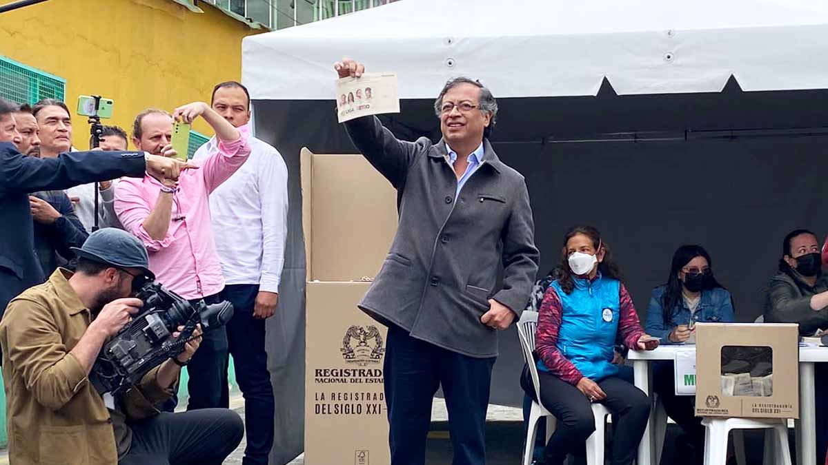 Colombia inicia votación en segunda vuelta para elegir a su presidente