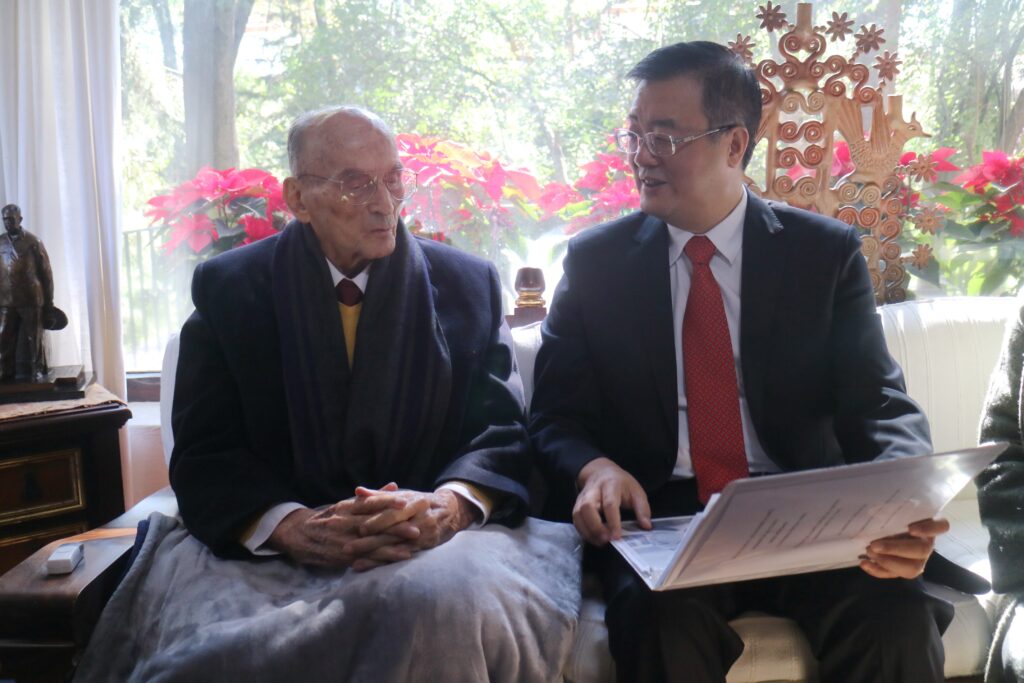 El embajador chino Zhu Qingqiao visitó el día 24 de diciembre de 2019 al expresidente mexicano Luis Echeverría Álvarez. Foto: Embajada de China en México
