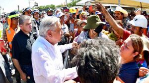 El presidente López Obrador escuchando a familiares de los mineros atrapados
