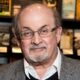 Atacan a escritor Salman Rushdie en plena conferencia; se desconoce su estado de salud