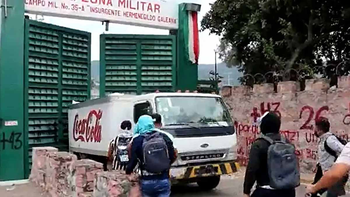 Estudiantes de Ayotzinapa vandalizan y lanzan camión contra 35 zona militar en Chilpancingo
