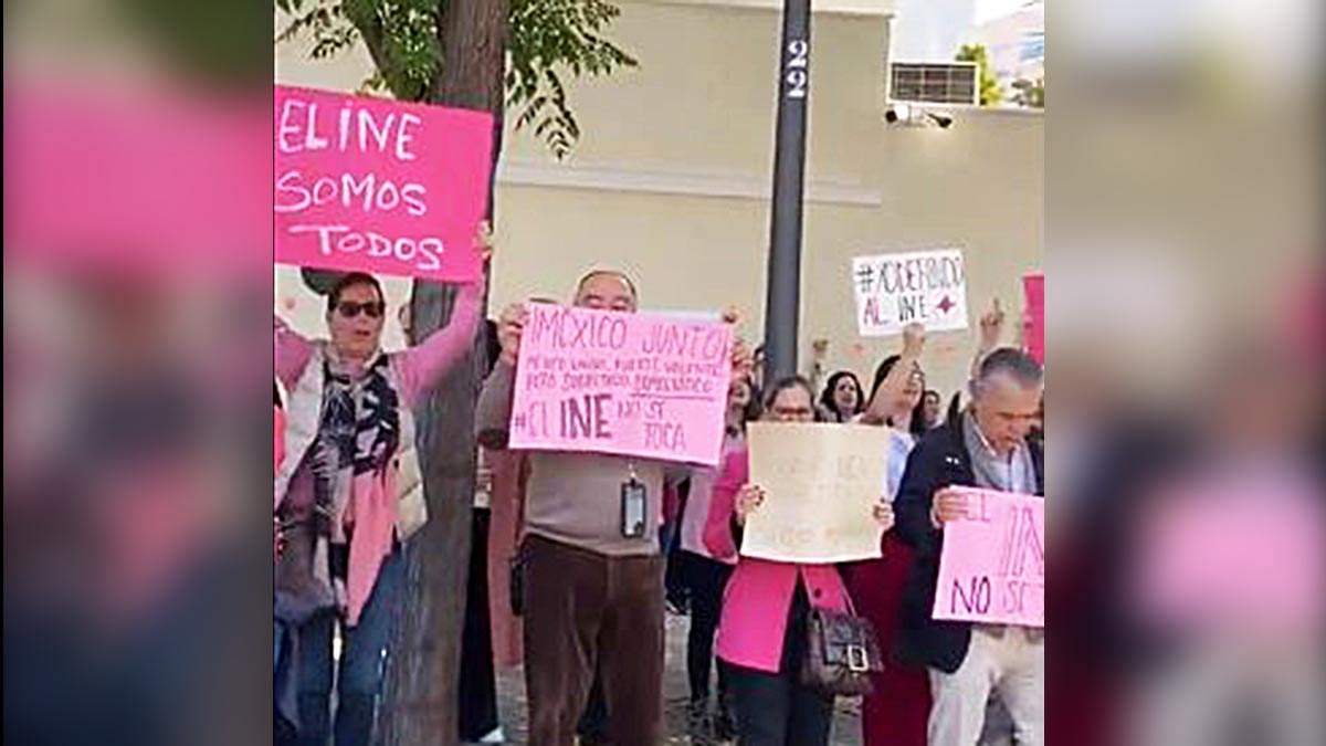 En Madrid, frente a embajada, un pequeño grupo de mexicanos se manifiestan en favor del INE