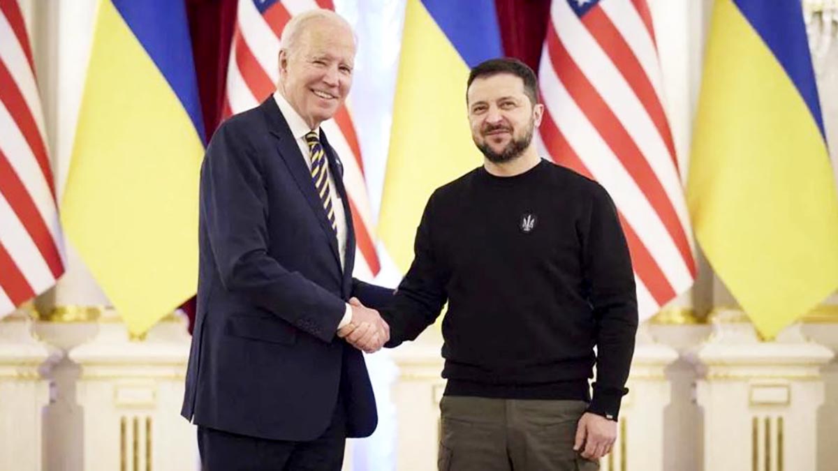 A un año de iniciada la guerra, Biden visita Kiev