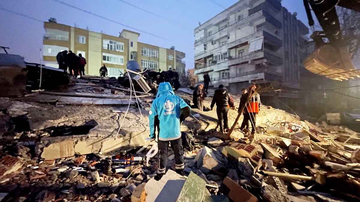 Cifra de muertos en Turquía asciende a más de 7 mil y 35 mil heridos