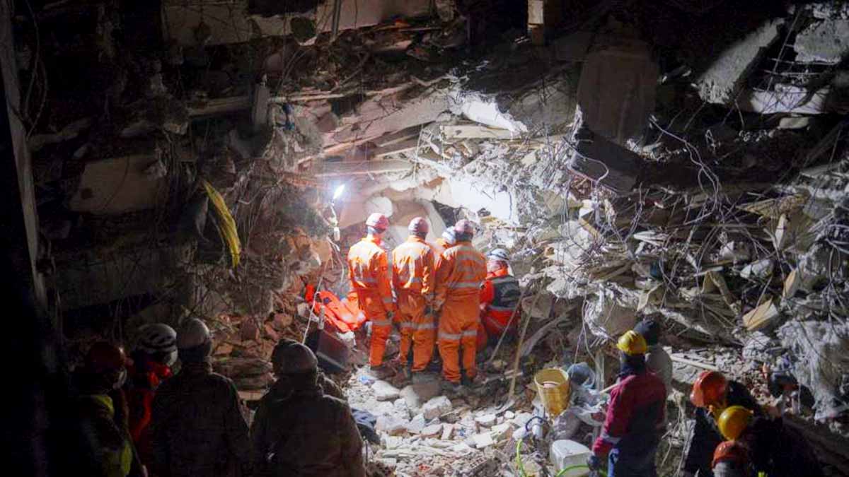 Cifra de muertos por sismo en Turquía y Siria sigue en ascenso; van 33 mil