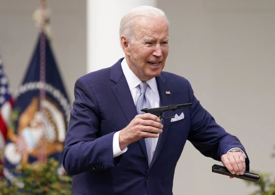 Biden ordena reforzar medidas para venta de armas