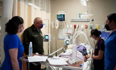 Tras incendio, comisionado de INM visita a heridos en Ciudad Juárez; les ofrece visas humanitarias