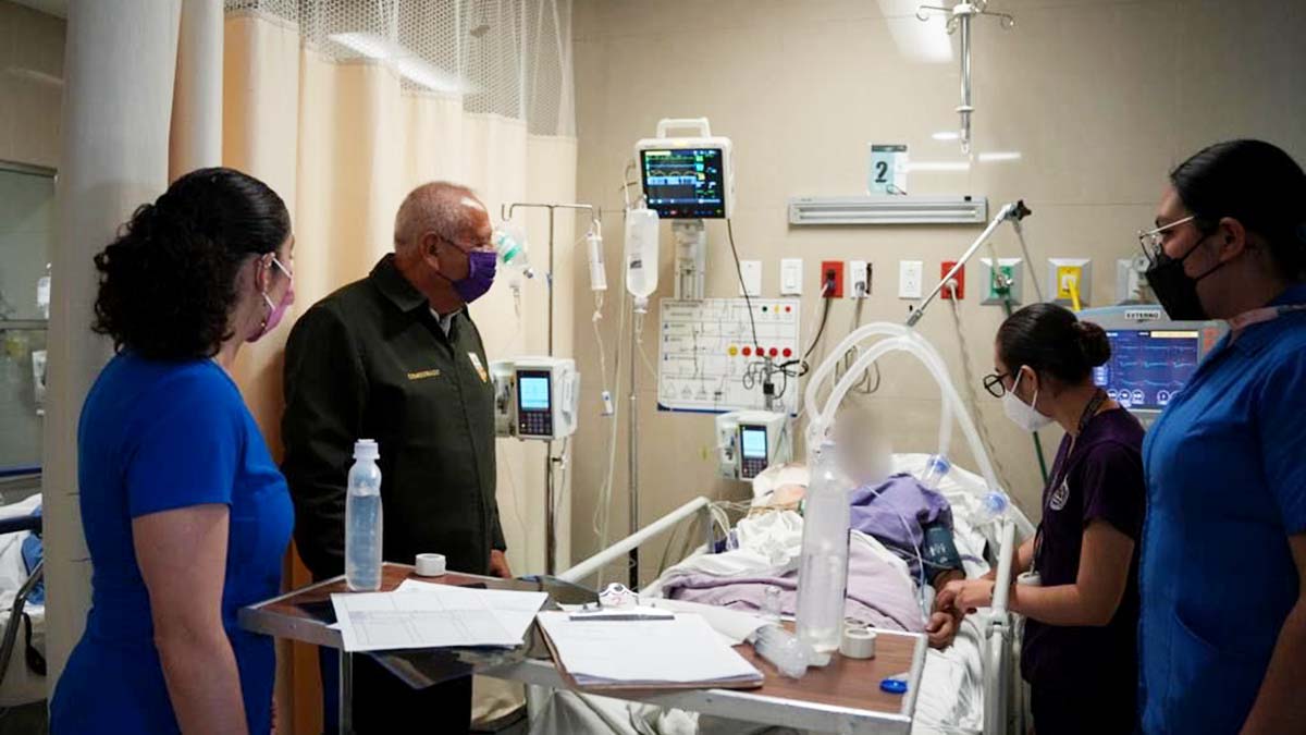 Tras incendio, comisionado de INM visita a heridos en Ciudad Juárez; les ofrece visas humanitarias
