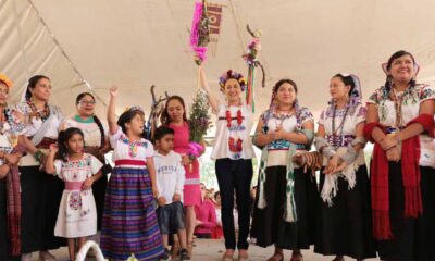 Mujeres de Xochimilco entregan bastón de mando a Sheinbaum