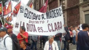 Vecinos de GAM llevaron una enorme manta para apoyar a Clara Brugada