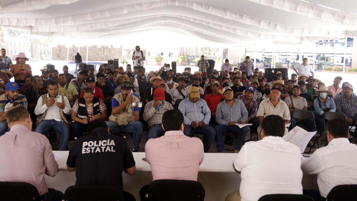 Liberan a los 13 servidores públicos retenidos por manifestantes en Chilpancingo