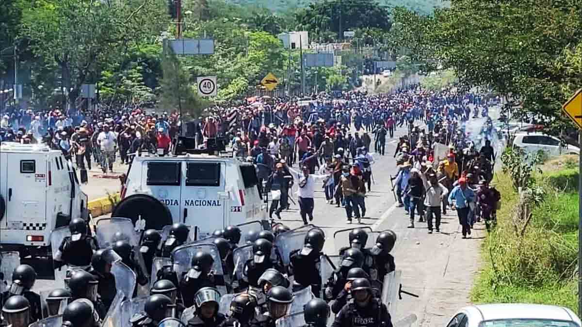 Pobladores se enfrentan con policías y GN en Chilpancingo; irrumpen en Congreso