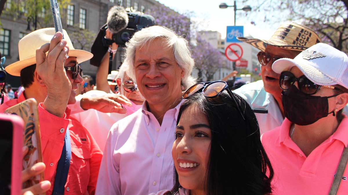 Claudio X. González insiste en que MC se una a oposición: “le conviene”, le dice