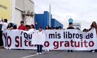 Marchan en Chihuahua para exigir a la gobernadora que entregue libros de texto