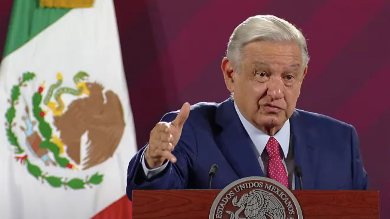 Analiza AMLO construcción del PEF 2024 para aumentar las becas para estudiantes