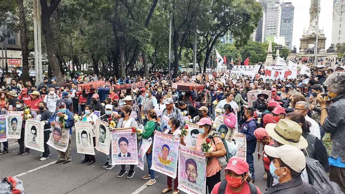 A 9 años, marchan por desaparición de los 43 normalistas de Ayotzinapa