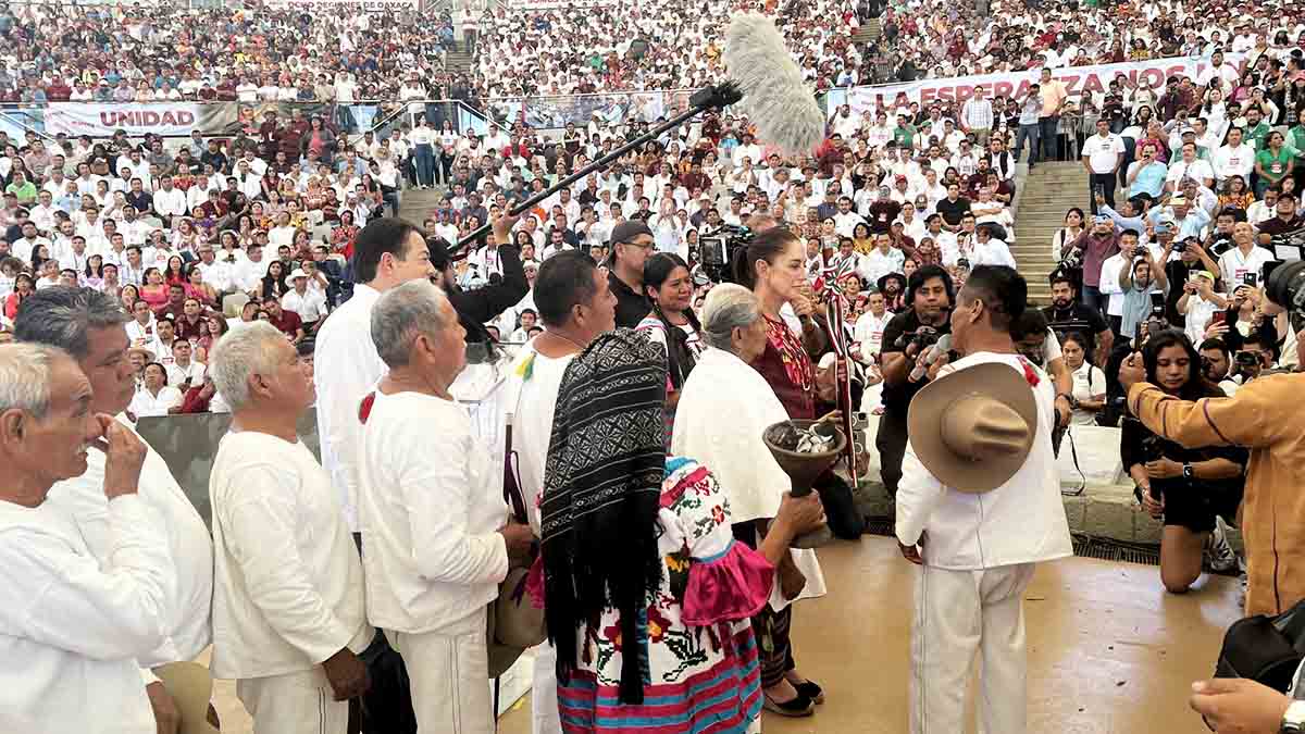 En Oaxaca, entregan bastón de mando de los pueblos a Sheinbaum