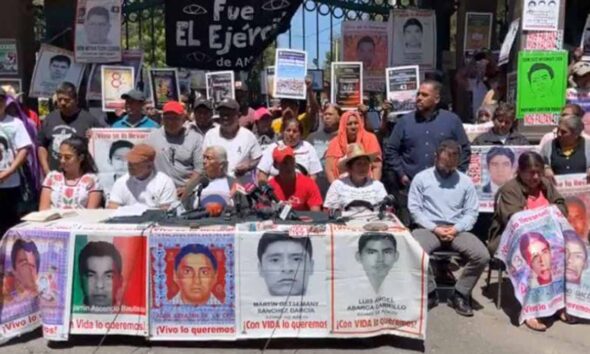 Padres de los 43 normalistas de Ayotzinapa piden investigar a Peña Nieto